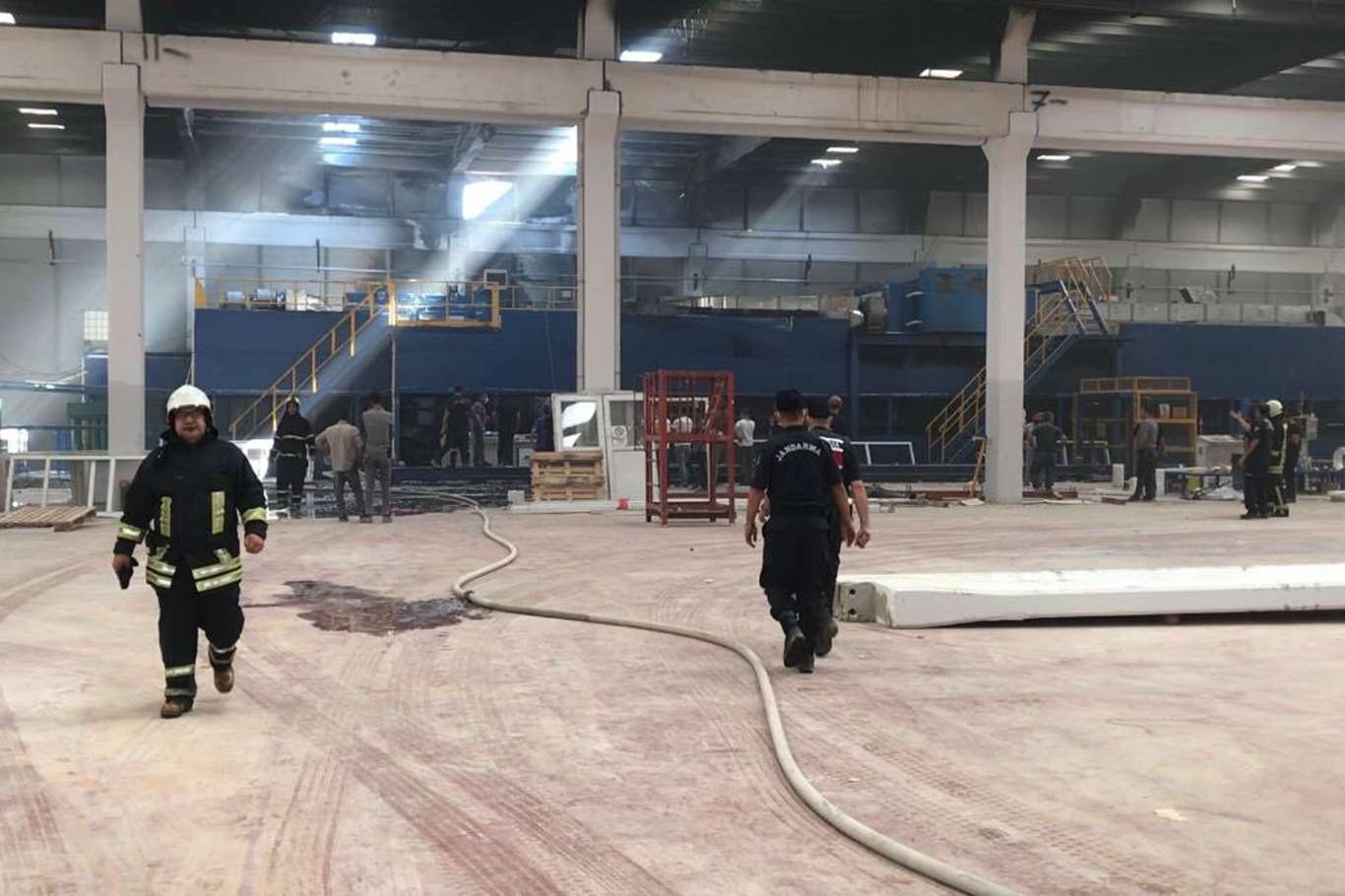 Panel fabrikasında çıkan yangında 2 işçi dumandan etkilendi Panel fabrikasında çıkan yangında 2 işçi dumandan etkilendi